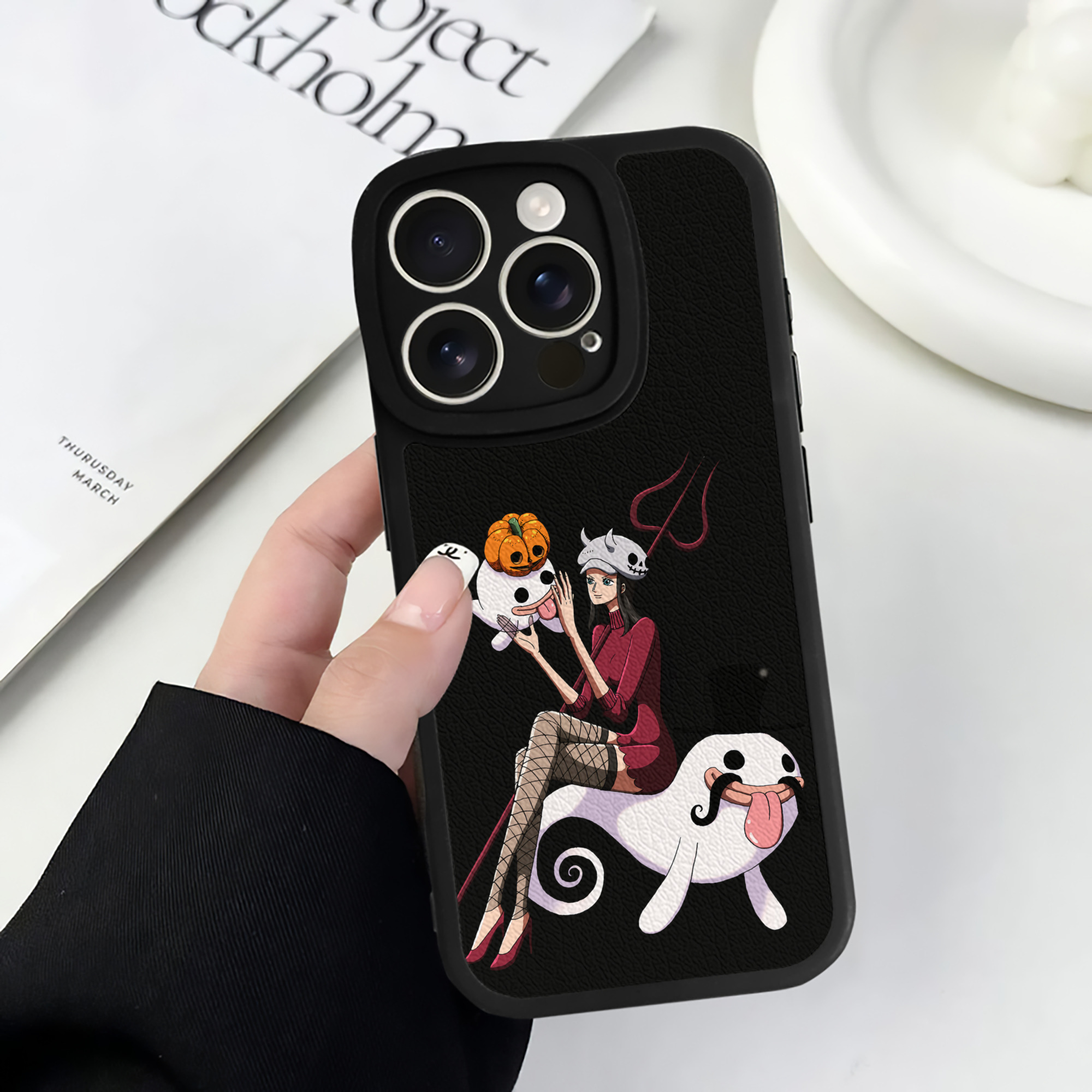 （画像用） ワンピース ニコ・ロビン ONE PIECE Nico Robin 【iPhone 16シリーズ対応】シリコンスマホケース（レザー調） 材質：シリコン